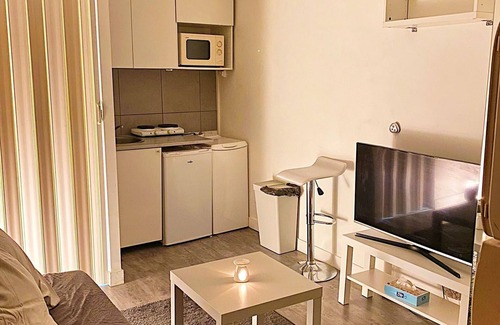Issy-les-Moulineaux Apartamento | Cozy 1-bedroom apartment with WiFi, AC in charming Issy-les-Moulineaux