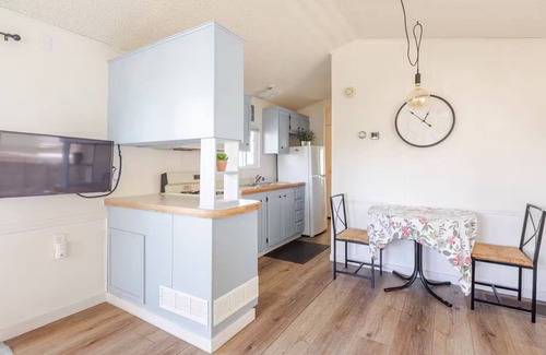Desert Hot Springs Cabaña | Cozy 1-bedroom cottage, mineral pools, pickbleball in charming Sky Valley Resort