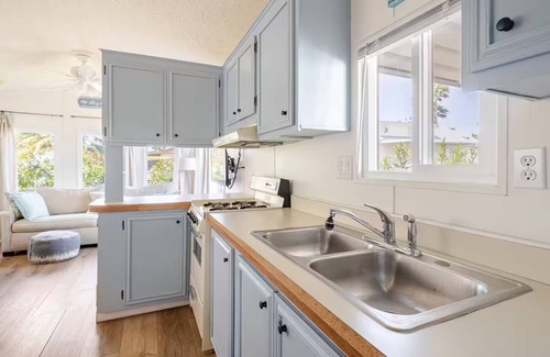 Desert Hot Springs Cabaña | Cozy 1-bedroom cottage, mineral pools, pickbleball in charming Sky Valley Resort