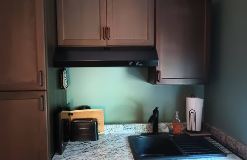 Queensbury Apartamento | Cozy 1 bedroom efficiency in a forest-like setting near Lake George and Saratoga