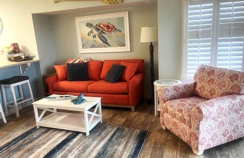 Emerald Isle Condominio | Cozy 1-bedroom 1 bath ocean view condo in welcoming Emerald Isle.