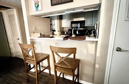 San Antonio Apartamento | Cozy 1-bedroom apartment with WiFi, pool, conveniently located in NW San Antonio