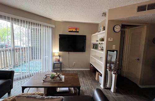 San Antonio Apartamento | Cozy 1-bedroom apartment with WiFi, pool, conveniently located in NW San Antonio
