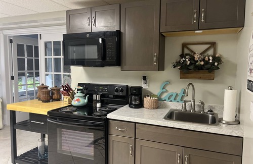 Lewisburg Apartamento | Cozy 1 bedroom apartment in a beautiful, woodsy neighborhood.
