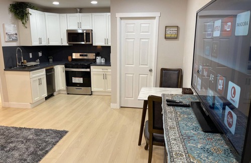 Lathrop Casa | Cozy 1-bedroom apartment suite with full kitchenette