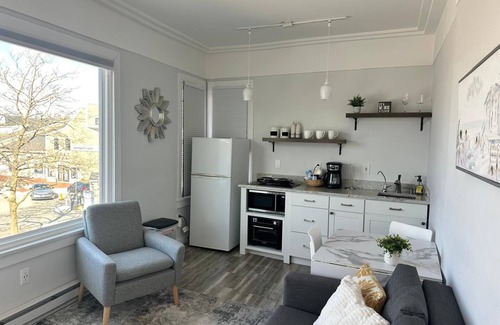 Historic Hill Apartamento | Cozy 1-bedroom apartment in charming Newport with AC