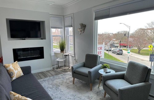Historic Hill Apartamento | Cozy 1-bedroom apartment in charming Newport with AC