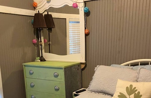 Neal Cabina | Cozy 1 Bedroom Cabin nestled next to Cross Timbers State Park