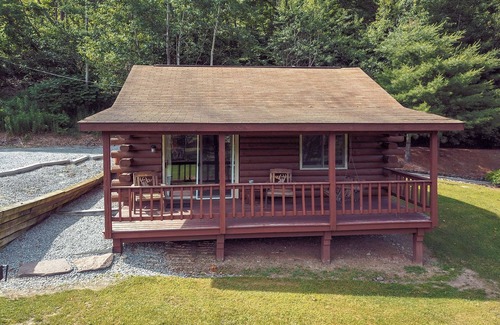 Gaines Cabina | Cozy 1-bedroom cabin with AC, romantic gas fireplace & private porch with swing