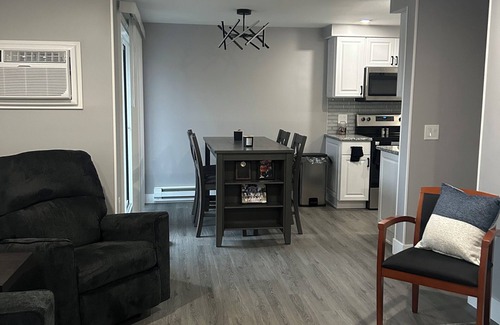 East Syracuse Condominio | Cozy 1-bedroom condo Fully renovated.in fabulous E. Syracuse with WiFi, AC.