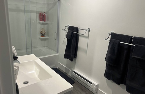 East Syracuse Condominio | Cozy 1-bedroom condo Fully renovated.in fabulous E. Syracuse with WiFi, AC.