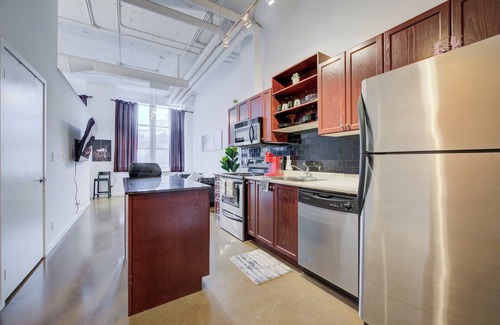Kitchener Condominio | Cozy 1-bedroom condo in downtown Kitchener with WiFi, AC. in-room movie theather