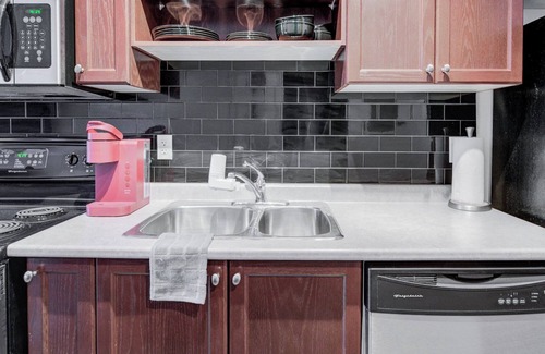 Kitchener Condominio | Cozy 1-bedroom condo in downtown Kitchener with WiFi, AC. in-room movie theather