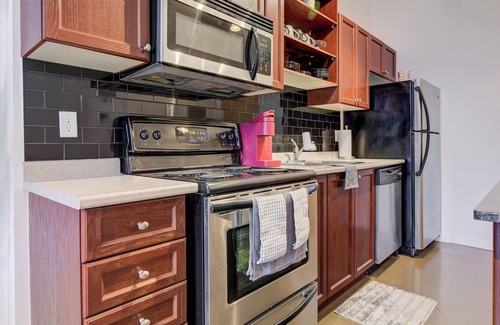 Kitchener Condominio | Cozy 1-bedroom condo in downtown Kitchener with WiFi, AC. in-room movie theather