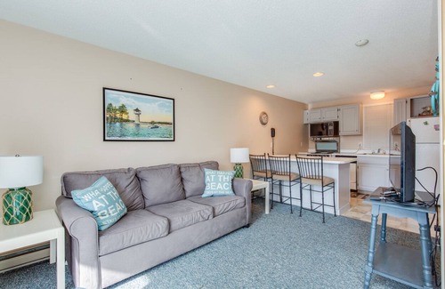 Gilford Condominio | Cozy 1-bedroom condo with AC and WiFi in adorable Gilford