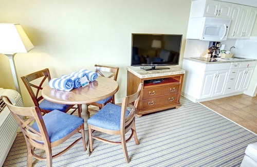 Goat Island Condominio | Cozy 1-bedroom condo with WiFi, fitness room in delightful Newport