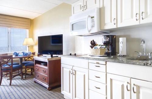 Goat Island Condominio | Cozy 1-bedroom condo with WiFi, fitness room in delightful Newport