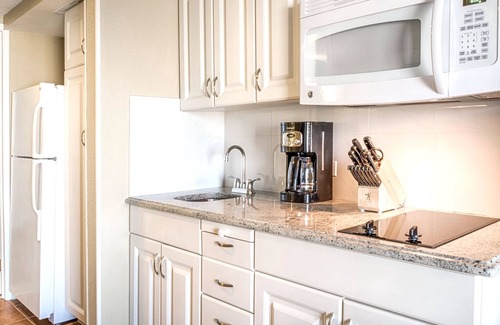 Goat Island Condominio | Cozy 1-bedroom condo with WiFi, fitness room in delightful Newport