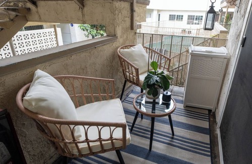 Studio City Apartamento | Cozy 1-bedroom fully furnished apartment in charming Studio City!