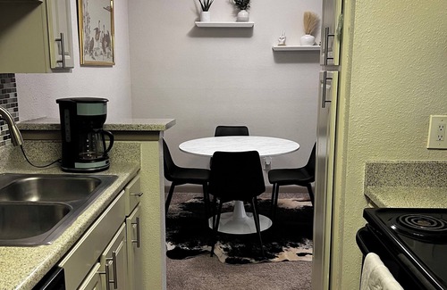 Euless Apartamento | Cozy 1-bedroom Home Away from Home in amazing Euless with AC, WiFi, & Amenities