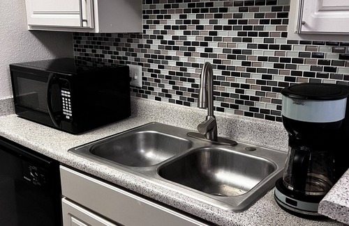 Euless Apartamento | Cozy 1-bedroom Home Away from Home in amazing Euless with AC, WiFi, & Amenities