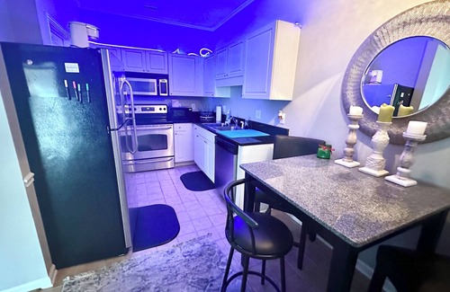 Vaught Condominio | Cozy 1-bedroom in gated community filled with many amenities- blocks to beach