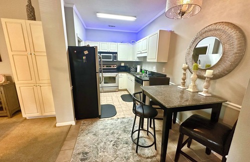 Vaught Condominio | Cozy 1-bedroom in gated community filled with many amenities- blocks to beach