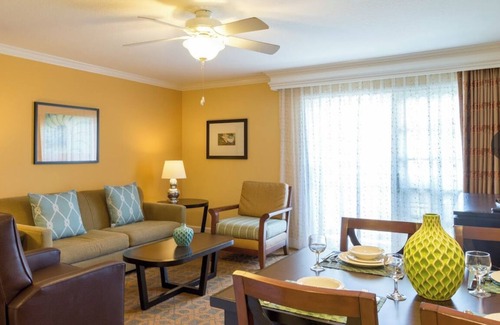 Carlsbad Village Complejo | Cozy 1-bedroom resort with WiFi, AC in superb Carlsbad. Walk to clean beach.