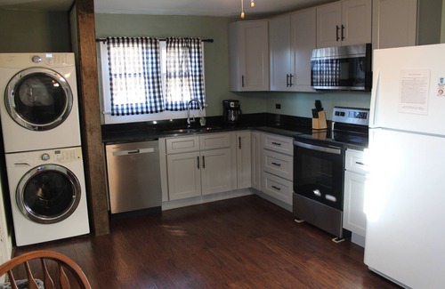 Canton Casa | Cozy 1-Bedroom Retreat 3 mins to downtown Canton, 25 to Downtown Asheville!