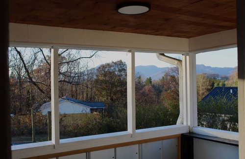 Canton Casa | Cozy 1-Bedroom Retreat 3 mins to downtown Canton, 25 to Downtown Asheville!