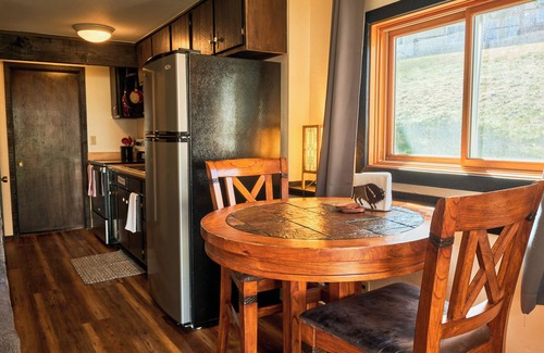 Crested Butte Condominio | Cozy 1 Bedroom, Sleeps 3, Steps from Shuttle! Hot Tub! Loved by guests!
