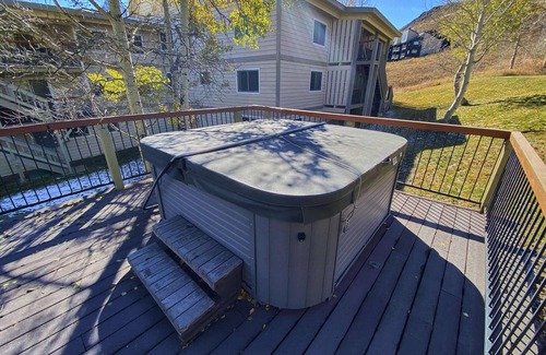 Crested Butte Condominio | Cozy 1 Bedroom, Sleeps 3, Steps from Shuttle! Hot Tub! Loved by guests!