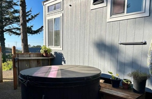 Seal Rock Casa | Cozy 1 bedroom surf camp with hot tub