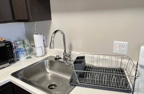 East Colorado Springs Apartamento | Cozy 1 Bedroom in Pikes Peaks neighborhood. Close by from Garden of The Gods.