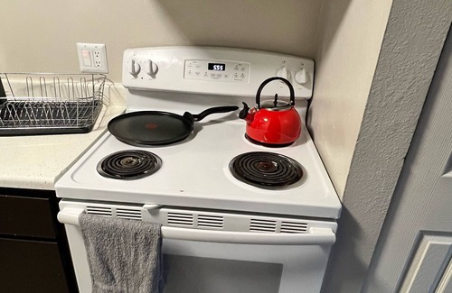East Colorado Springs Apartamento | Cozy 1 Bedroom in Pikes Peaks neighborhood. Close by from Garden of The Gods.
