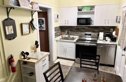 East Stroudsburg Apartamento | Cozy 1 bedroom apartment can sleep 4 queen size bed couch in living room