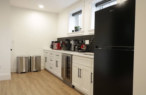 Salem Apartamento | Cozy 1-bedroom with electric fireplace, just minutes from downtown Salem!