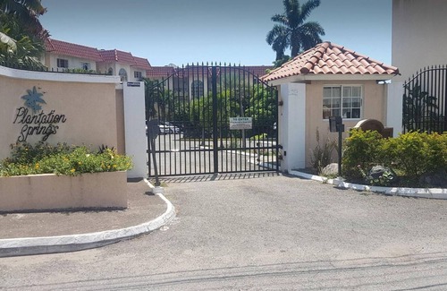 Molynes Gardens Apartamento | Cozy 1-bedroom with WiFi and AC in lovely Kingston