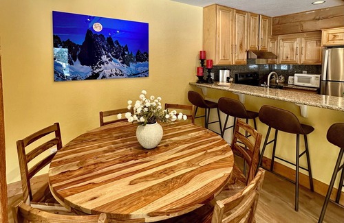 Majestic Pines Condominio | Cozy 1 BR+ Large Loft, 2-Bath – Freshly Remodeled & Ready for Your Adventure!
