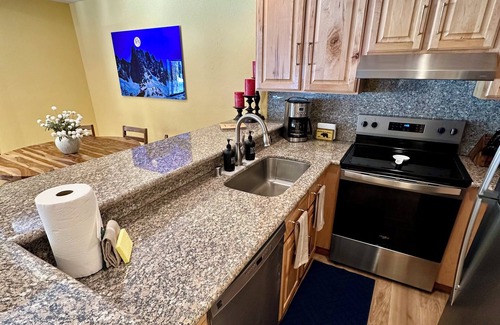 Majestic Pines Condominio | Cozy 1 BR+ Large Loft, 2-Bath – Freshly Remodeled & Ready for Your Adventure!