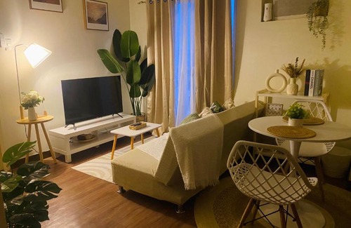 Pasig Apartamento | Cozy 1 BR Scandinavian/Tropical Condo with Balcony & Parking