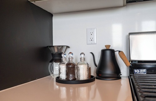 Orange Apartamento | Cozy 1 King BR, Gym, Free Parking, 8mins Train