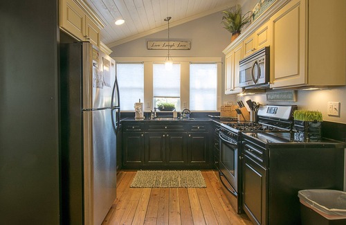 Lincoln Beach Cabaña | Cozy 1 Level 2 BR Cottage | Hot Tub | King Bed!