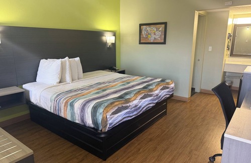 Columbus Hotel | Cozy 1 - room hotel in charming Columbus and Ft. Moore with AC, WiFi