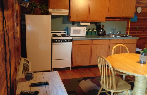 Mountain Pine Cabina | SUITE # 1 WATERFRONT LOG CABIN LODGE en COSY ACRES