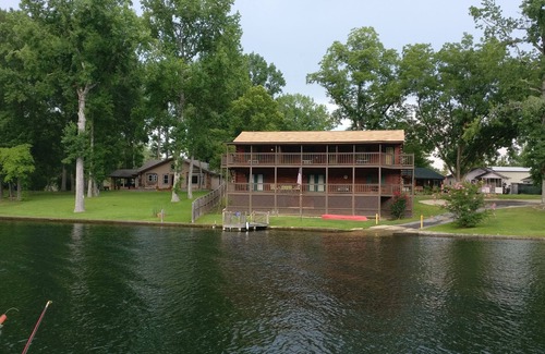 Mountain Pine Cabina | SUITE # 1 WATERFRONT LOG CABIN LODGE en COSY ACRES