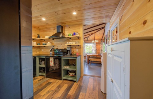 North Windham Cabina | Cozy 100-year-old Maine camp, steps to Little Sebago Lake
