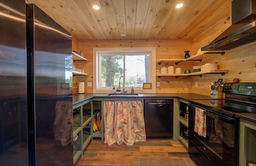 North Windham Cabina | Cozy 100-year-old Maine camp, steps to Little Sebago Lake