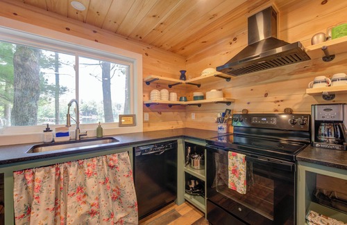 North Windham Cabina | Cozy 100-year-old Maine camp, steps to Little Sebago Lake