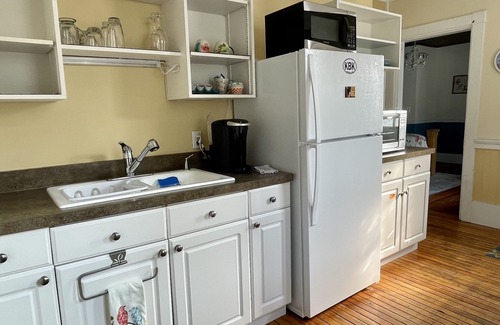 Kennebunk Apartamento | Cozy 1890 Cottage Studio with Hot Tub and Fire Pit in Downtown Kennebunk